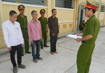 Xông thẳng vào lớp cướp tiền học phí ảnh 1 Xông thẳng vào lớp cướp tiền học phí ảnh 1