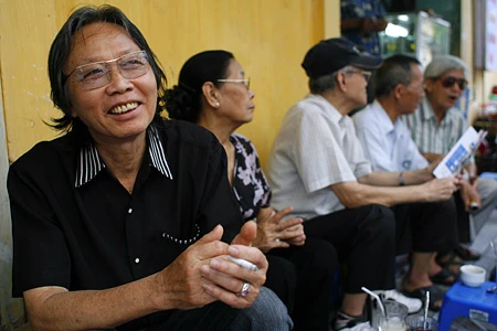 “Cà phê các cụ” trên hè phố cổ ảnh 10