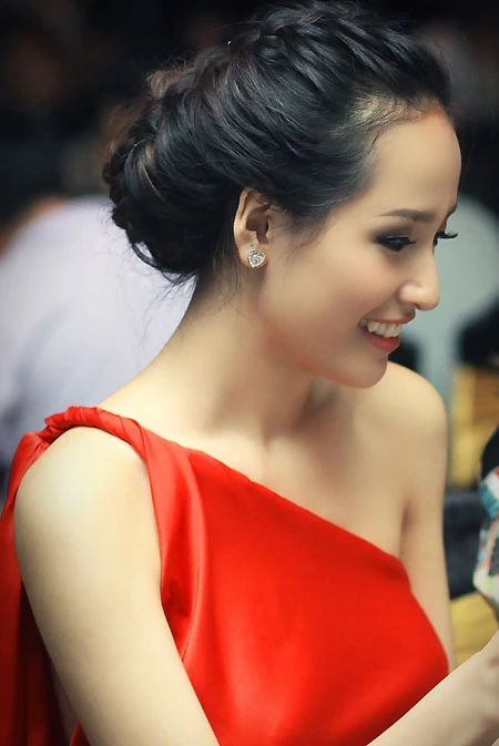 Mai Phương Thúy đẹp với váy lụa hở lưng ảnh 4 Mai Phương Thúy đẹp với váy lụa hở lưng ảnh 4