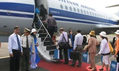 Nam tiếp viên hàng không bị đại gia "gạ gẫm" ảnh 1 Nam tiếp viên hàng không bị đại gia "gạ gẫm" ảnh 1
