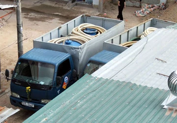 Bắt quả tang hai xe hút hầm cầu đổ bậy ảnh 1 Bắt quả tang hai xe hút hầm cầu đổ bậy ảnh 1