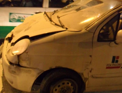 Điều tra làm rõ vụ taxi "điên" húc người trên phố ảnh 3 Điều tra làm rõ vụ taxi "điên" húc người trên phố ảnh 3