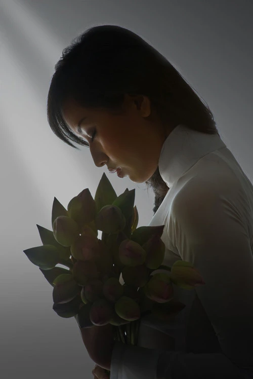Áo dài khoe nét xuân thì - ai hơn Mai Phương Thúy? ảnh 12 Áo dài khoe nét xuân thì - ai hơn Mai Phương Thúy? ảnh 12