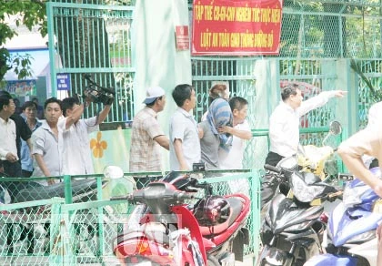 Chùm ảnh: Hiện trường vụ bắt cóc học sinh trường mầm non ảnh 18 Chùm ảnh: Hiện trường vụ bắt cóc học sinh trường mầm non ảnh 18