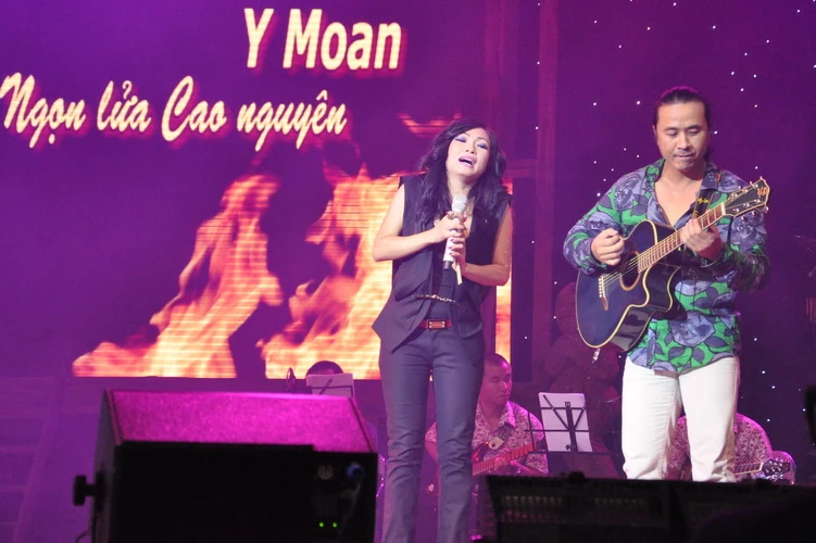 Ca sỹ Y Moan được đặc cách trao danh hiệu nghệ sỹ nhân dân ảnh 5 Ca sỹ Y Moan được đặc cách trao danh hiệu nghệ sỹ nhân dân ảnh 5