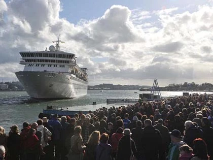 Khách bị ốm, tàu tưởng niệm Titanic quay về ảnh 2