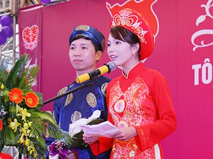 Hào hứng đám cưới tập thể “siêu” tiết kiệm tại Hà Nội ảnh 11 Hào hứng đám cưới tập thể “siêu” tiết kiệm tại Hà Nội ảnh 11