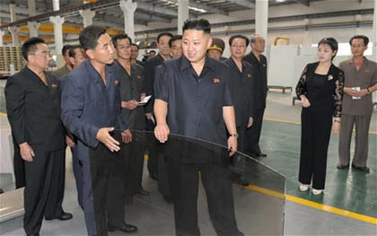 Vợ Kim Jong-un khoe dáng với quần âu ảnh 1