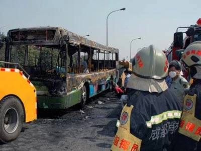 Xe buýt đang chạy bốc cháy, 25 người chết ảnh 2
