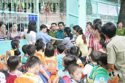 Chùm ảnh: Hiện trường vụ bắt cóc học sinh trường mầm non ảnh 23 Chùm ảnh: Hiện trường vụ bắt cóc học sinh trường mầm non ảnh 23