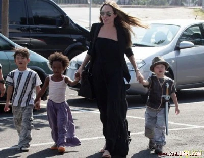 Tiết lộ mới cực “sốc” về quá khứ của Angelina Jolie ảnh 4 Tiết lộ mới cực “sốc” về quá khứ của Angelina Jolie ảnh 4