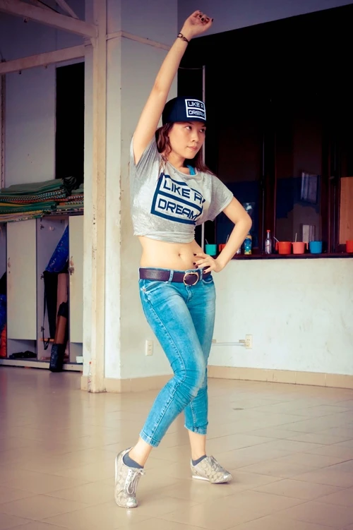 Mỹ Tâm mặc hở, tự tin khoe eo thon ảnh 4 Mỹ Tâm mặc hở, tự tin khoe eo thon ảnh 4