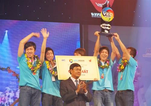 Các chàng trai đội Free trong niềm vui vô địch môn đột kích - Ảnh: Trung Uyên