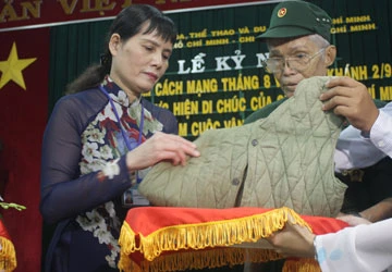 Ấm nghĩa tình kỷ vật của Bác Hồ ảnh 1 Ấm nghĩa tình kỷ vật của Bác Hồ ảnh 1