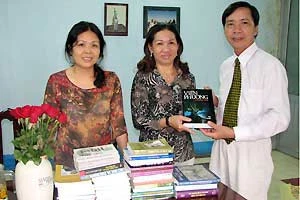 Nhà văn Triệu Xuân (phải) đại diện nhóm văn chương Hồn Việt tặng sách cho một thư viện. Ảnh: T.X. Nhà văn Triệu Xuân (phải) đại diện nhóm văn chương Hồn Việt tặng sách cho một thư viện. Ảnh: T.X.