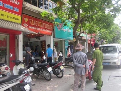 Tiệm vàng ở Hà Nội bị “khoắng” sạch trong đêm ảnh 1 Tiệm vàng ở Hà Nội bị “khoắng” sạch trong đêm ảnh 1