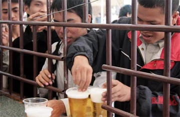 Phóng sự ảnh: Hoài niệm "bia hơi" Hà Nội ảnh 5 Phóng sự ảnh: Hoài niệm "bia hơi" Hà Nội ảnh 5