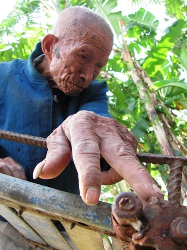 Cụ ông gần 100 tuổi đạp xích lô ảnh 6 Cụ ông gần 100 tuổi đạp xích lô ảnh 6