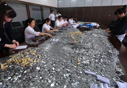 Nhà hàng Trung Quốc bồi thường cho khách bằng "núi" tiền xu ảnh 1