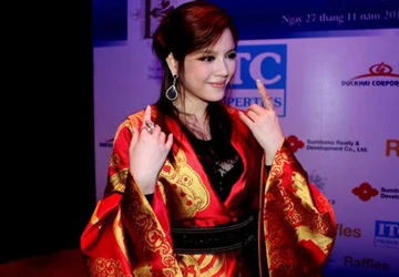 Lý Nhã Kỳ diện váy áo gần 2 tỷ đi làm từ thiện ảnh 2 Lý Nhã Kỳ diện váy áo gần 2 tỷ đi làm từ thiện ảnh 2