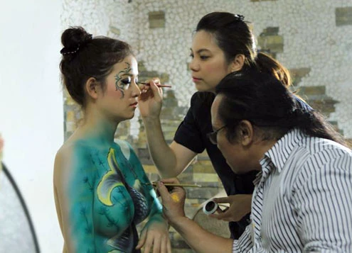 "Sau khi bức tranh hoàn thành, tôi cảm nhận được vẻ đẹp sáng tạo của nghệ thuật chứ không hề cảm thấy sự e dè, lo lắng về sự trần tục như trước", người mẫu chia sẻ. Ảnh: Quang Khải. "Sau khi bức tranh hoàn thành, tôi cảm nhận được vẻ đẹp sáng tạo của nghệ thuật chứ không hề cảm thấy sự e dè, lo lắng về sự trần tục như trước", người mẫu chia sẻ. Ảnh: Quang Khải.