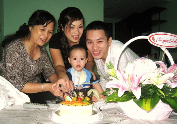 Ca sĩ Ngọc Khuê cùng mẹ, con trai và người bạn thân - ca sĩ Tùng Dương