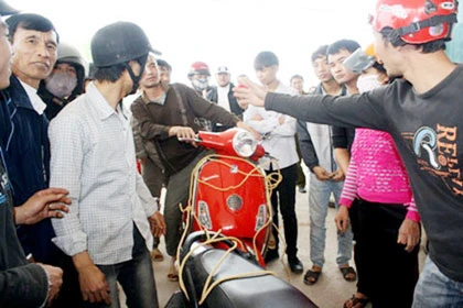 Bắc Giang: Hỗn loạn tại cây xăng vì nghi bán xăng “bẩn” gây cháy xe ảnh 1 Bắc Giang: Hỗn loạn tại cây xăng vì nghi bán xăng “bẩn” gây cháy xe ảnh 1