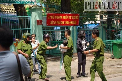Chùm ảnh: Hiện trường vụ bắt cóc học sinh trường mầm non ảnh 15 Chùm ảnh: Hiện trường vụ bắt cóc học sinh trường mầm non ảnh 15