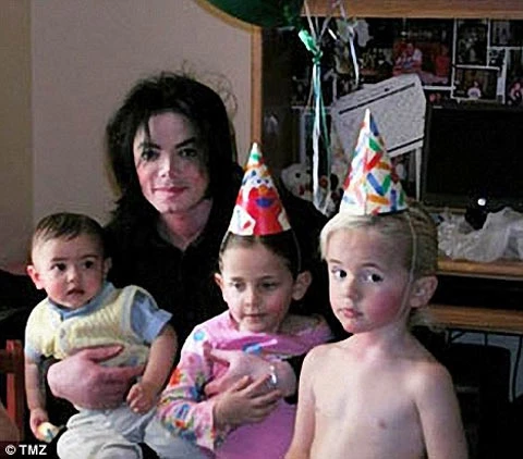 Michael bế con trai Prince "Blanket" Michael Jackson II và Paris Michael Katherine Jackson. Cậu con trai cả Michael Joseph Jackson Jr cởi trần đứng phía trước. "Vua nhạc pop" tỏ ra hài lòng với đàn con của mình. Michael bế con trai Prince "Blanket" Michael Jackson II và Paris Michael Katherine Jackson. Cậu con trai cả Michael Joseph Jackson Jr cởi trần đứng phía trước. "Vua nhạc pop" tỏ ra hài lòng với đàn con của mình.
