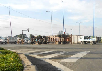 Quận 2, TP.HCM: Liên tiếp lật xe ở khúc cua “tử thần" ảnh 1 Quận 2, TP.HCM: Liên tiếp lật xe ở khúc cua “tử thần" ảnh 1