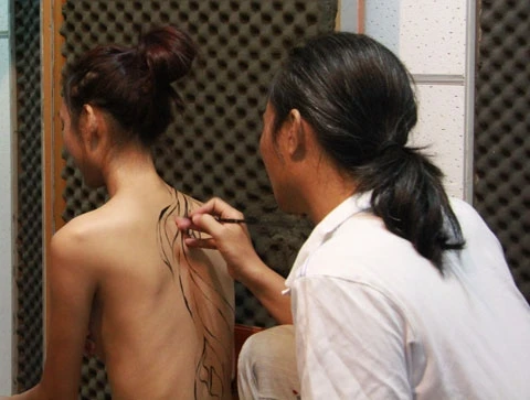 Cận cảnh công việc của người mẫu khỏa thân ảnh 3