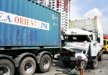 Giao thông hỗn loạn vì xe tải tông đuôi container ảnh 1