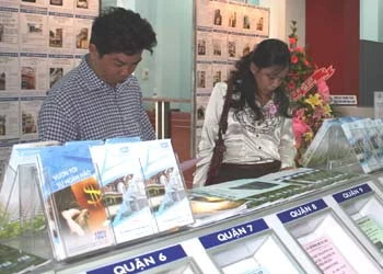 Khách hàng "rối" với thông tin bất động sản vì nhiều đơn vị khảo sát giá vênh nhau. Ảnh: Vũ Lê. Khách hàng "rối" với thông tin bất động sản vì nhiều đơn vị khảo sát giá vênh nhau. Ảnh: Vũ Lê.