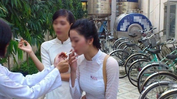 Bức ảnh 3 nữ sinh áo dài hút thuốc lá "khó đỡ" ảnh 1