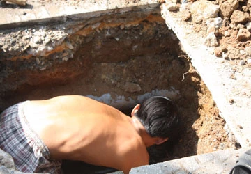 Sập nhà trên đường Hàm Nghi: Rò rỉ nước ngầm ảnh 2 Sập nhà trên đường Hàm Nghi: Rò rỉ nước ngầm ảnh 2