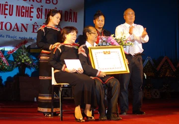 Ca sĩ Y Moan đón nhận danh hiệu Nghệ sĩ nhân dân ảnh 1 Ca sĩ Y Moan đón nhận danh hiệu Nghệ sĩ nhân dân ảnh 1