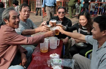 Phóng sự ảnh: Hoài niệm "bia hơi" Hà Nội ảnh 7 Phóng sự ảnh: Hoài niệm "bia hơi" Hà Nội ảnh 7