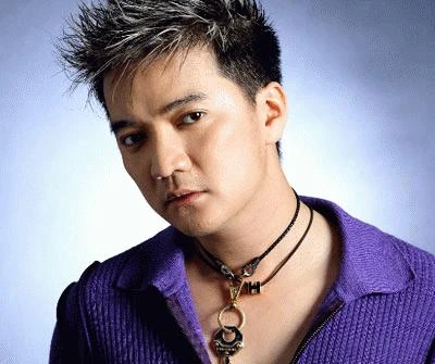 Ca sĩ Đàm Vĩnh Hưng Mô tả ảnh.