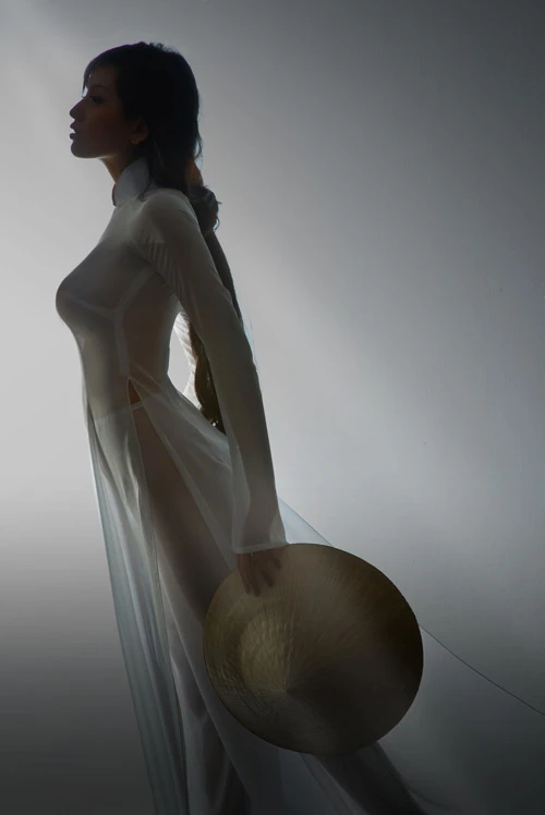 Áo dài khoe nét xuân thì - ai hơn Mai Phương Thúy? ảnh 1 Áo dài khoe nét xuân thì - ai hơn Mai Phương Thúy? ảnh 1
