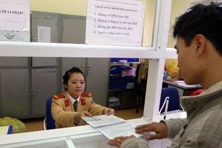 Đâm vào nhau vì mải ngắm nữ CSGT xinh đẹp ảnh 3 Đâm vào nhau vì mải ngắm nữ CSGT xinh đẹp ảnh 3