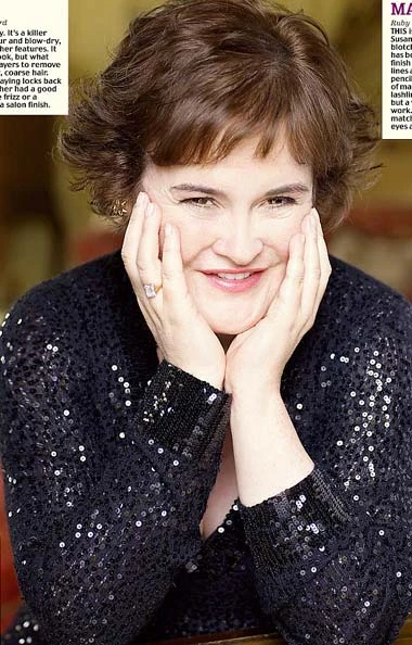 Từ bà cô già dở tính, Susan Boyle biến thành thiên nga nhờ giọng ca vàng và công nghệ lăng xê. Ảnh: Daily Mail.