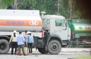 Chợ xăng dầu ven tỉnh lộ 25B. Ảnh: VB