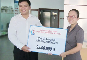 Đoàn viên ngân hàng nuôi heo đất ủng hộ Trường Sa ảnh 1