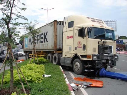 Tài xế ngủ gục, xe container tông gãy trụ đèn ảnh 1 Tài xế ngủ gục, xe container tông gãy trụ đèn ảnh 1