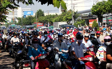 Giao thông rối loạn vì xe buýt gây tai nạn liên hoàn ảnh 2 Giao thông rối loạn vì xe buýt gây tai nạn liên hoàn ảnh 2