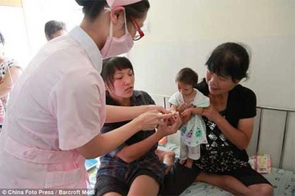 Lạ lùng bé gái không bao giờ lớn ảnh 2 Lạ lùng bé gái không bao giờ lớn ảnh 2