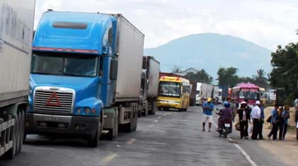 Xe tông nhau, kẹt xe 10 km trên quốc lộ 1A ảnh 2 Xe tông nhau, kẹt xe 10 km trên quốc lộ 1A ảnh 2