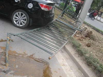 Xe hơi “làm xiếc” trên đường Nguyễn Trãi ảnh 2 Xe hơi “làm xiếc” trên đường Nguyễn Trãi ảnh 2