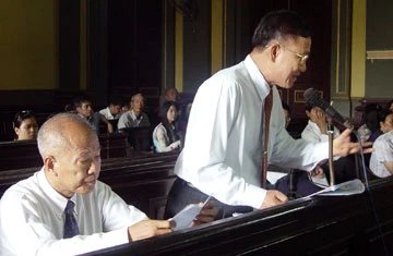 Khó tiếp xúc với bị can trong trại giam, luật sư chỉ còn tranh tụng cho bị cáo ở phiên tòa. Ảnh minh họa: HTD Khó tiếp xúc với bị can trong trại giam, luật sư chỉ còn tranh tụng cho bị cáo ở phiên tòa. Ảnh minh họa: HTD