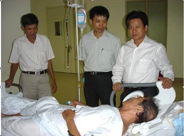 Đến thăm nhà văn Lê Lựu đang nằm viện 108.